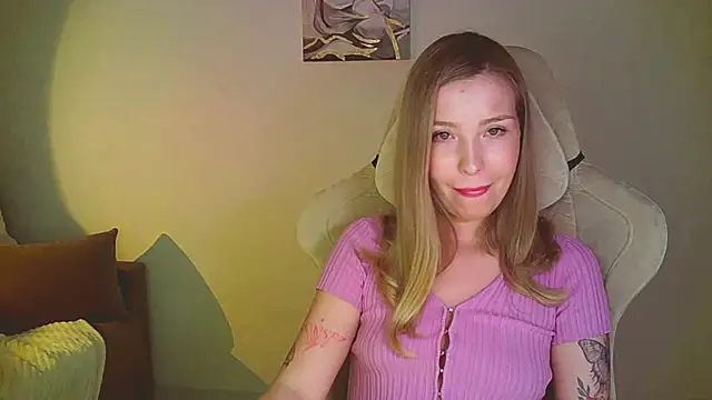 Snapshot of mia_raspberrie chatting on 06.22.26 mia raspberrie online show from 06.22.26