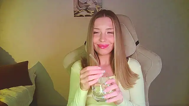 Snapshot of mia_raspberrie chatting on 06.29.26 mia raspberrie online show from 06.29.26