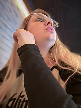 Teya moon  online show from 03.05.25