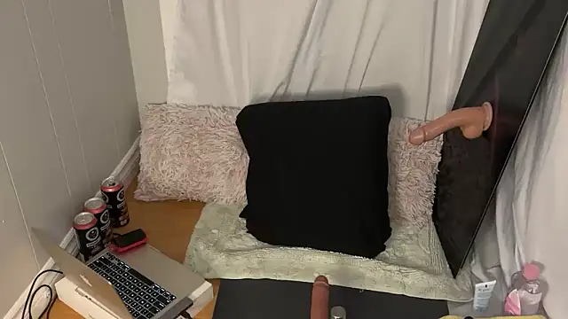 Snapshot of IvyWylde chatting on 10.26.25 IvyWylde online show from 10.26.25