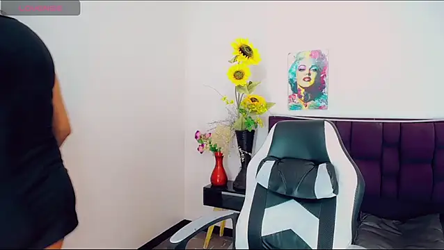 khiara moretti online show from 03.20.25