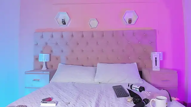 Agathaargent  online show from 01.14.25