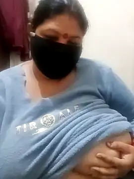 Snapshot of Shoni__ chatting on 12.11.24 Shoni online show from 12.11.24