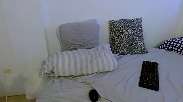 Snapshot of samanta_r_ chatting on 02.15.25 samanta r  online show from 02.15.25