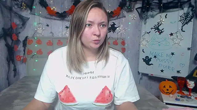 Snapshot of SallyVerda chatting on 10.30.25 SallyVerda online show from 10.30.25