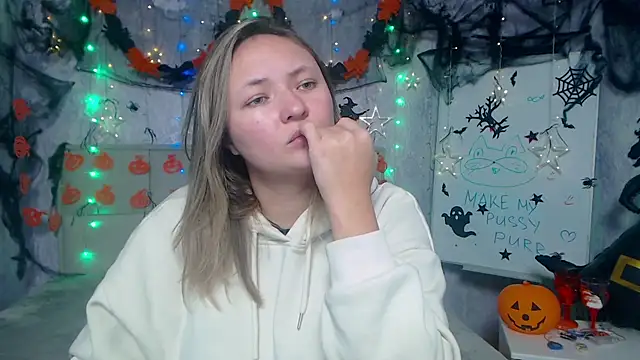 Snapshot of SallyVerda chatting on 11.04.25 SallyVerda online show from 11.04.25