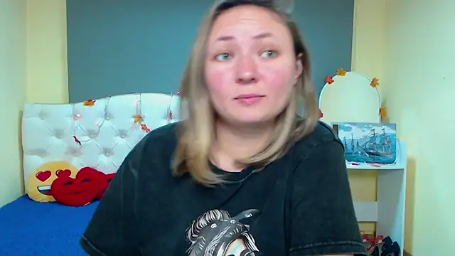 Snapshot of SallyVerda chatting on 11.18.25 SallyVerda online show from 11.18.25