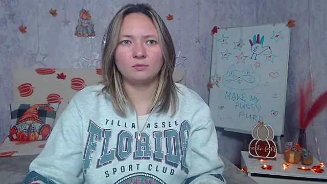 Snapshot of SallyVerda chatting on 11.19.25 SallyVerda online show from 11.19.25