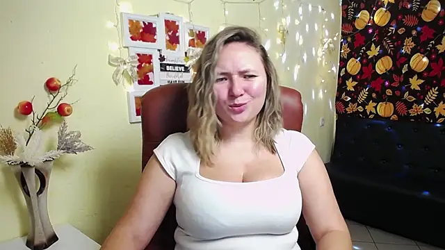 Snapshot of SallyVerda chatting on 11.25.25 SallyVerda online show from 11.25.25