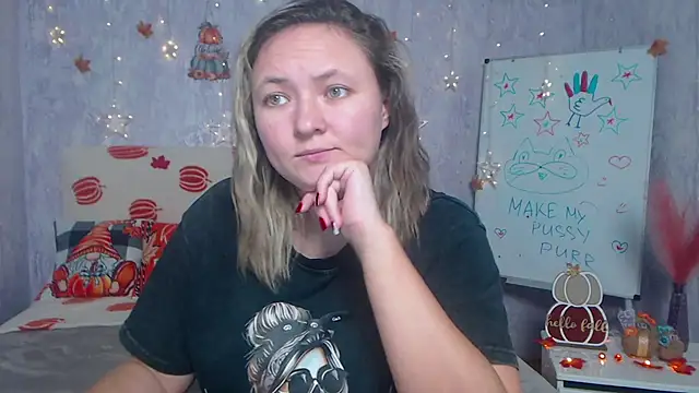 Snapshot of SallyVerda chatting on 11.26.25 SallyVerda online show from 11.26.25