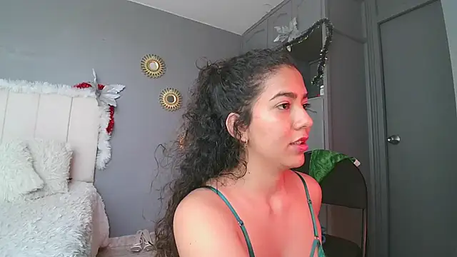 Snapshot of arteverena chatting on 12.29.24 arteverena online show from 12.29.24