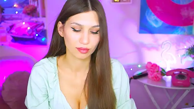 Snapshot of MollyPerry chatting on 12.17.24 MollyPerry online show from 12.17.24