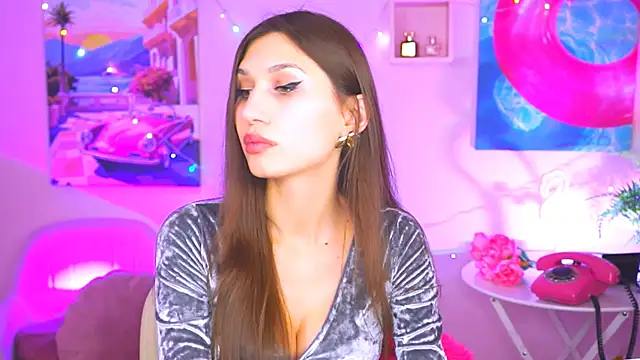 Snapshot of MollyPerry chatting on 12.20.24 MollyPerry online show from 12.20.24