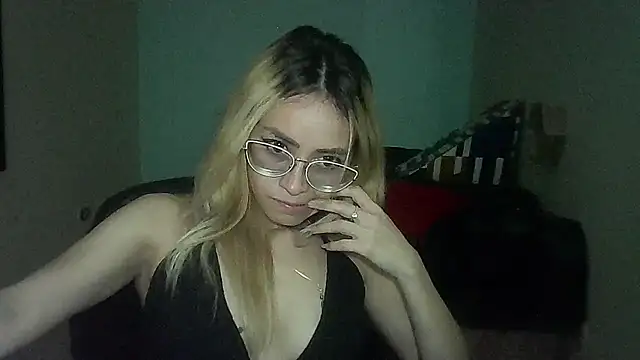 Snapshot of JuliaMack chatting on 03.05.25 JuliaMack online show from 03.05.25