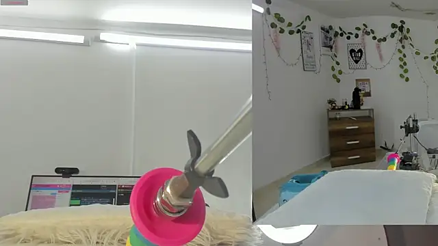 Snapshot of Daki_Ume_ chatting on 11.24.25 Daki Ume online show from 11.24.25