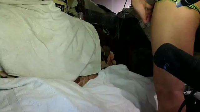 Snapshot of Phelyxx_elgato chatting on 12.06.24 Phelyxx elgato online show from 12.06.24