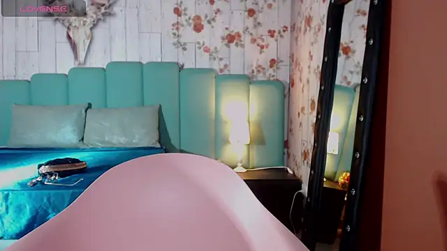 Alison Simmons online show from 01.04.25