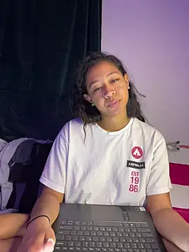 Snapshot of VanessaBling chatting on 12.27.24 VanessaBling online show from 12.27.24