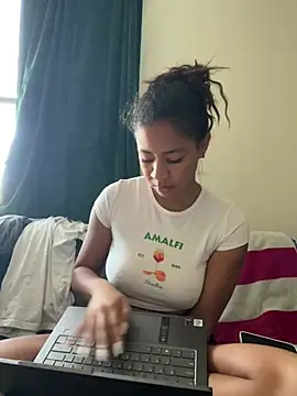 Snapshot of VanessaBling chatting on 12.27.24 VanessaBling online show from 12.27.24