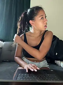 Snapshot of VanessaBling chatting on 01.18.25 VanessaBling online show from 01.18.25