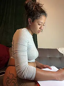 Snapshot of VanessaBling chatting on 02.21.25 VanessaBling online show from 02.21.25