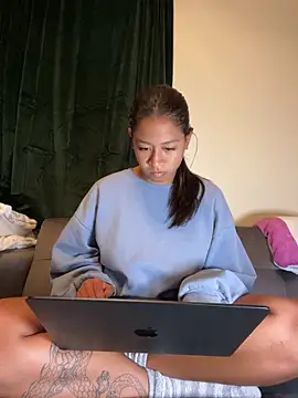 Snapshot of VanessaBling chatting on 03.09.25 VanessaBling online show from 03.09.25