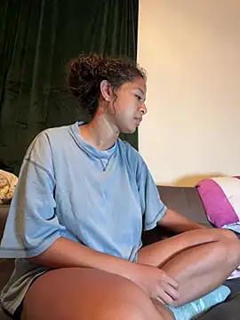 Snapshot of VanessaBling chatting on 03.18.25 VanessaBling online show from 03.18.25