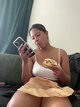 Snapshot of VanessaBling chatting on 09.22.25 VanessaBling online show from 09.22.25