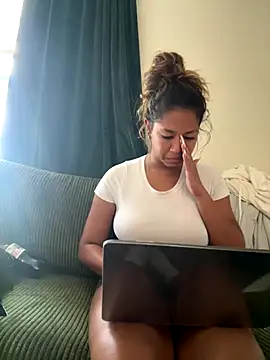 Snapshot of VanessaBling chatting on 10.02.25 VanessaBling online show from 10.02.25