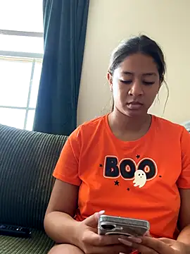 Snapshot of VanessaBling chatting on 10.11.25 VanessaBling online show from 10.11.25