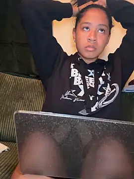 Snapshot of VanessaBling chatting on 10.30.25 VanessaBling online show from 10.30.25