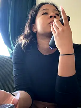 Snapshot of VanessaBling chatting on 11.13.25 VanessaBling online show from 11.13.25