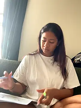 Snapshot of VanessaBling chatting on 11.14.25 VanessaBling online show from 11.14.25