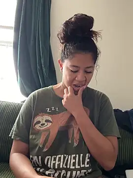 Snapshot of VanessaBling chatting on 11.19.25 VanessaBling online show from 11.19.25