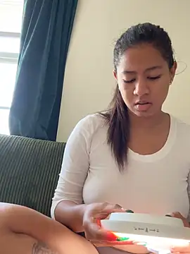 Snapshot of VanessaBling chatting on 11.29.25 VanessaBling online show from 11.29.25