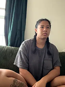 Snapshot of VanessaBling chatting on 12.05.25 VanessaBling online show from 12.05.25