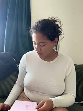 Snapshot of VanessaBling chatting on 12.15.25 VanessaBling online show from 12.15.25