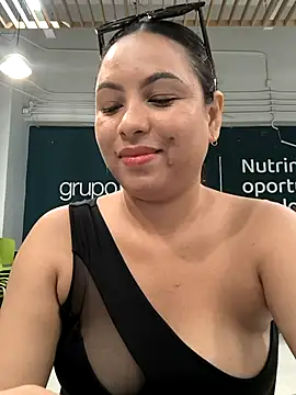 Snapshot of Francesca_ferrari chatting on 03.22.25 Francesca ferrari online show from 03.22.25