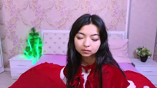 Snapshot of Shy_Kira chatting on 12.12.24 Shy Kira online show from 12.12.24