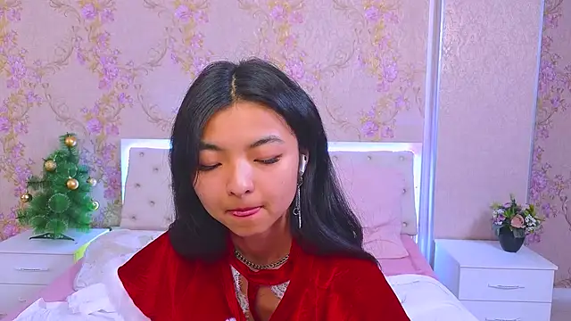 Snapshot of Shy_Kira chatting on 12.23.24 Shy Kira online show from 12.23.24