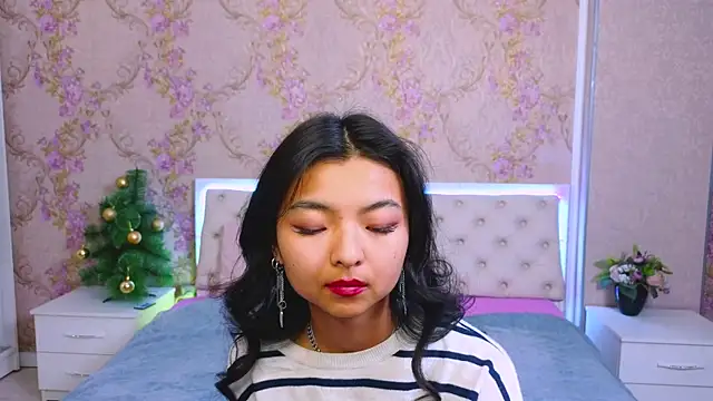 Snapshot of Shy_Kira chatting on 01.05.25 Shy Kira online show from 01.05.25