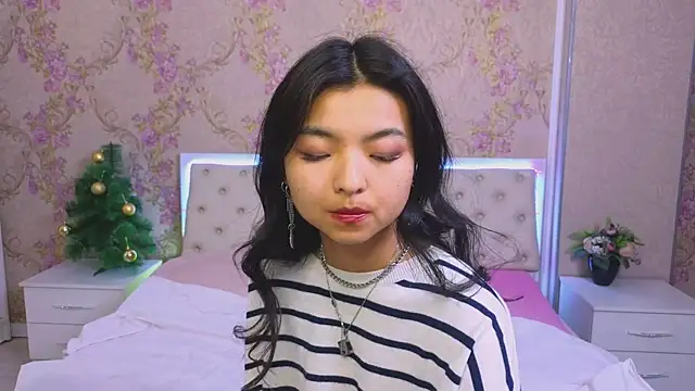 Snapshot of Shy_Kira chatting on 01.07.25 Shy Kira online show from 01.07.25