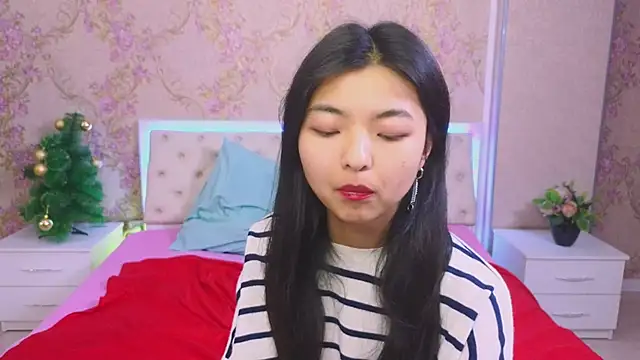 Snapshot of Shy_Kira chatting on 01.10.25 Shy Kira online show from 01.10.25