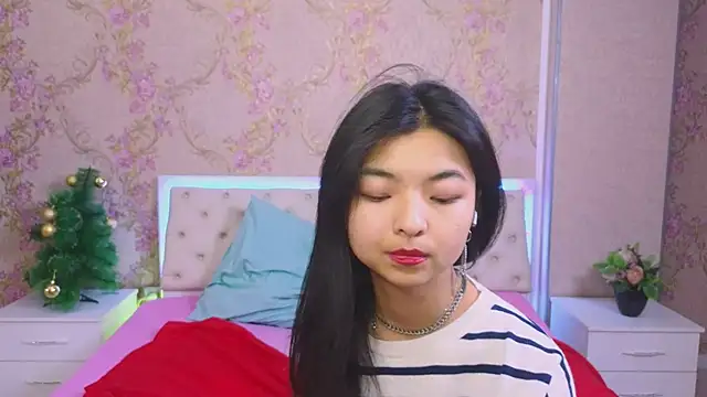 Snapshot of Shy_Kira chatting on 01.10.25 Shy Kira online show from 01.10.25