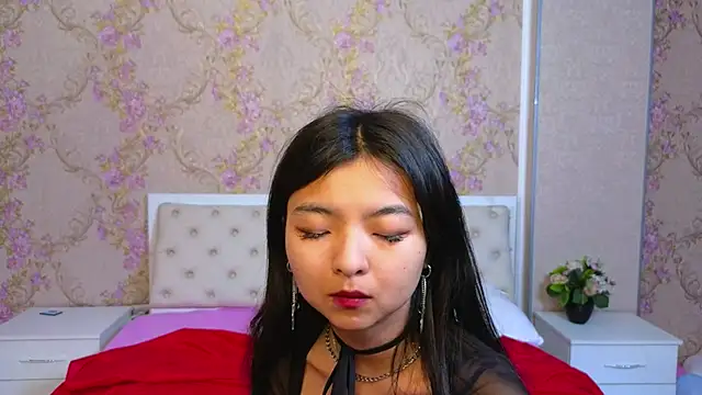 Snapshot of Shy_Kira chatting on 02.04.25 Shy Kira online show from 02.04.25