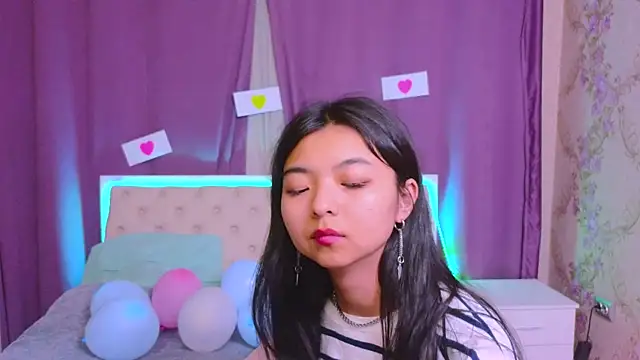 Snapshot of Shy_Kira chatting on 02.11.25 Shy Kira online show from 02.11.25