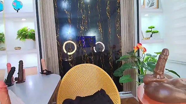Snapshot of GianellaCox_ chatting on 01.13.25 GianellaCox online show from 01.13.25