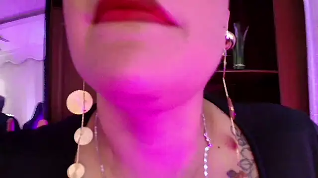 Snapshot of GianellaCox_ chatting on 03.11.25 GianellaCox online show from 03.11.25