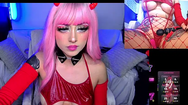 Snapshot of HollyDominic chatting on 05.22.26 HollyDominic online show from 05.22.26