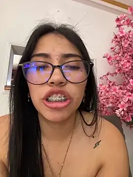 Snapshot of SaritaHot_69 chatting on 12.17.24 SaritaHot 69 online show from 12.17.24